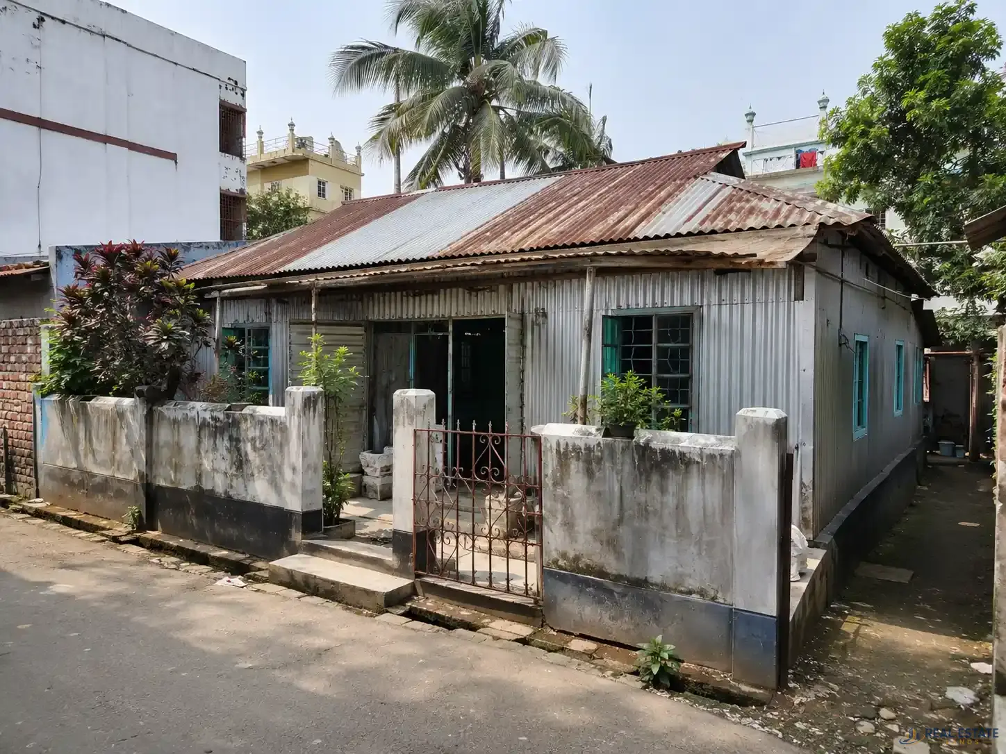 লালকুঠি তৃতীয় কলোনি বসুপাড়া বাজার সংলগ্ন ৩ কাঠা টিনশেড বাড়ি বিক্রয় | ২ কোটি ৫০ লক্ষ টাকা